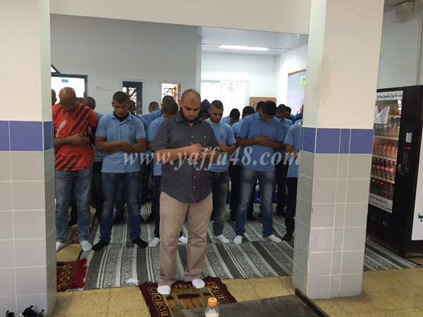  بالصور: إقامة صلاة الظهر في المدرسة الثانوية الشاملة بمدينة يافا